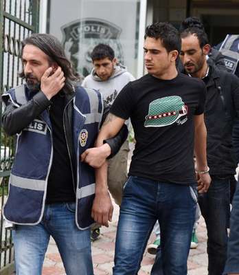 Suriyeli gaspçılar, sprey ve bıçakla kelepçeleyip soydu