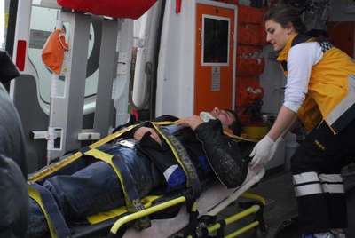 Motosikletine cip çarpan sürücü yaralandı