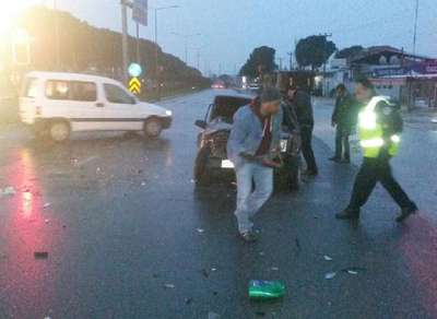 Çalıntı araçlar polis otosuna çarptı: 1'i polis 3 yaralı