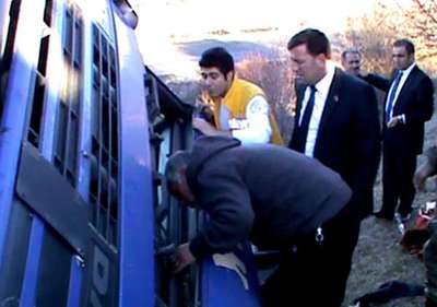 Kazada sıkışan TIR sürücüsüne kaymakam 50 dakika destek verdi
