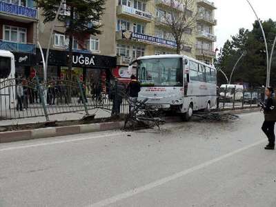 Sürücü rahatsızlandı, otobüs refüjdeki parmaklıklara çarptı