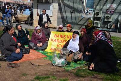 PKK'daki çocuklarını bırakmasını isteyen annelerle şehit anneleri buluştu