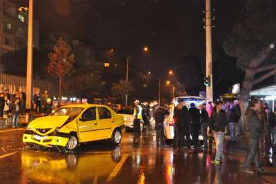 Ehliyetsiz alkollü taksi sürücüsü otomobile çarptı: 2 yaralı