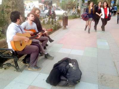 Okul masraflarını gitar çalarak karşılıyorlar