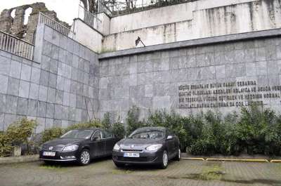 Park halindeki aracın üstüne düştü, ağır yaralandı