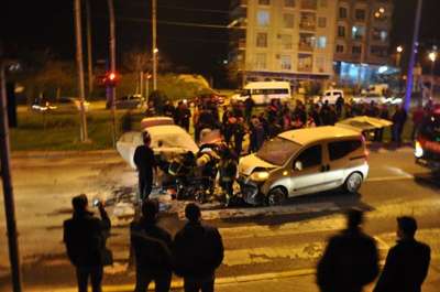 Hafif ticari araç, karşı şeride geçip otomobile çarptı: 3 yaralı