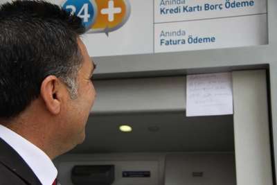 Kartı ATM'de kaldı, görevlilere not yazdı