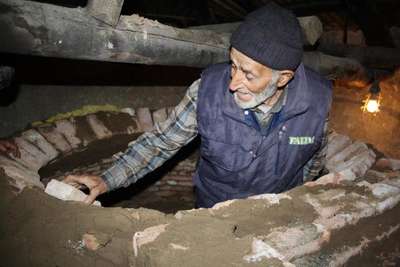 50 yıllık taş fırın ustası mesleğini oğluyla yaşatmaya çalışıyor