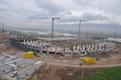 Kocaeli'de yeni stad inşaatındaki işçiler iş bıraktı