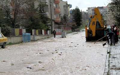 Aralıksız yağan yağmur, Sandıklı'da sele neden oldu