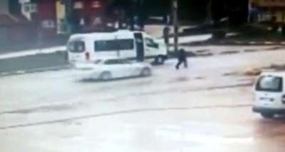 Minibüsten inen öğretmene otomobil çarptı