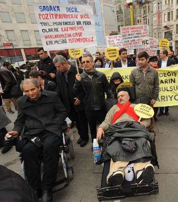 Beyoğlu'nda engellilerden oturma eylemi