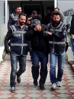 Namaz kılar gibi yapıp camide cüzdanları çaldılar