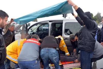 Belediye otobüsü ekip otomobiline çarptı; 2 polis yaralandı