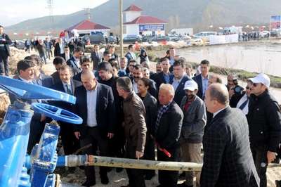 Bakan Çavuşoğlu, sular altındaki Elmalı'da sulama sistemi açtı