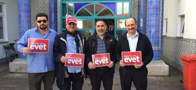Almanya'daki camilerde 'Evet' propagandası