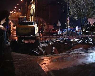 Su borusu patladı; yol çöktü, evler su altında kaldı