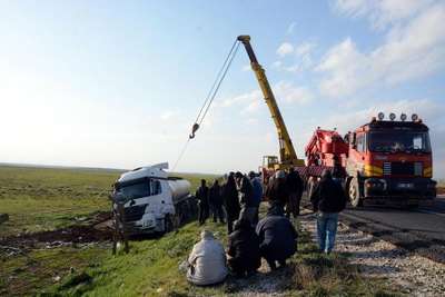 MAYINLI BÖLGEYE YUVARLANAN TANKER VİNÇLE ÇIKARILDI