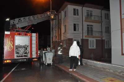 Balkondaki köpeğe itfaiyeciler su ve yiyecek verdi