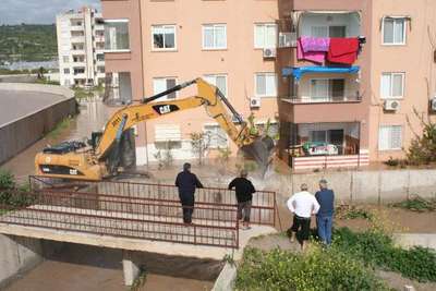 Sağanak yağmur Erdemli'de sele neden oldu