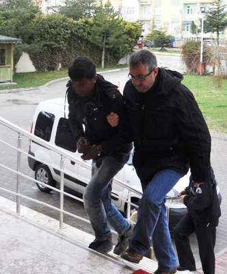 Uyuşturucu satmak suçundan 8 günde iki kez yakalanıp serbest kaldı