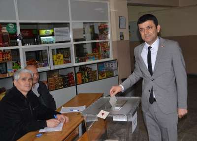 Ön seçim sandığında kalp krizi geçirdi, hastanede öldü