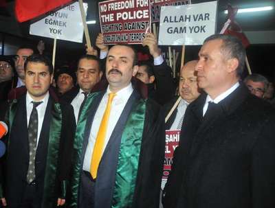 YASA DIŞI DİNLEMEDEN GÖZALTINA ALINAN POLİSLER ADLİYEDE (3)