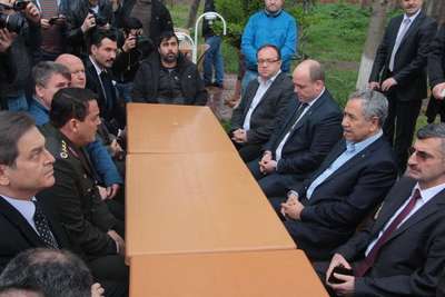 Bülent Arınç, yakınının cenazesi için Manisa'ya geldi