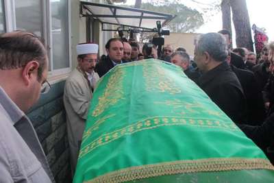 Bülent Arınç, yakınının cenazesi için Manisa'ya geldi (2)