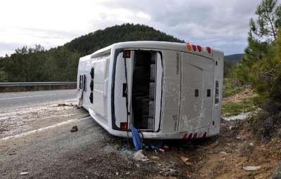 Antalya'da tur midibüsü devrildi: 1 ölü, 19 yaralı