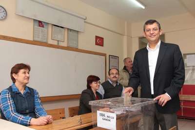 CHP Manisa'da Özgür Özel birinci