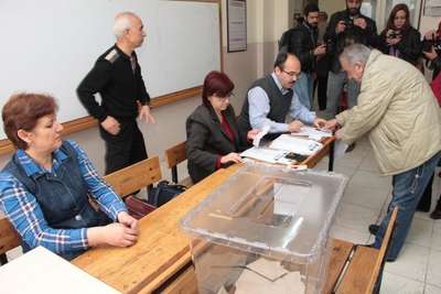 CHP Manisa'da Özgün Özel üstünlüğü