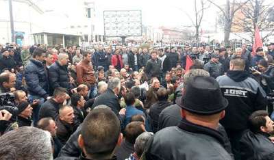 Kosova'da gaziler, başbakanlık bahçesinde oturma eylemi yaptı