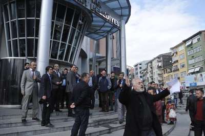 Öfkeli fırıncı belediye binası önünde yine protesto yaptı