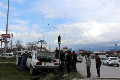 Komandoları taşıyan minibüs ile otomobil çarpıştı: 1 yaralı