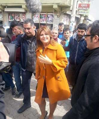 Sibel Can, ses yarışmasında dereceye giren Erganili kızı ziyaret etti