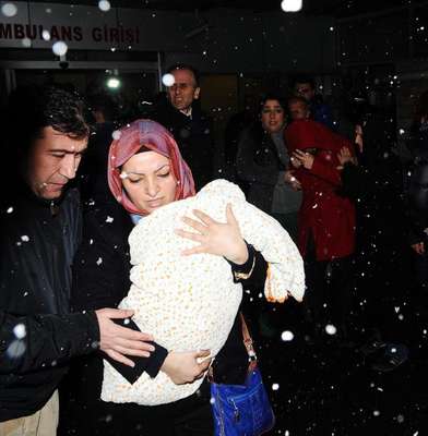 ŞEHİT POLİSİN EŞİ VE 2 AYLIK BEBEĞİ HASTANEYE GELDİ