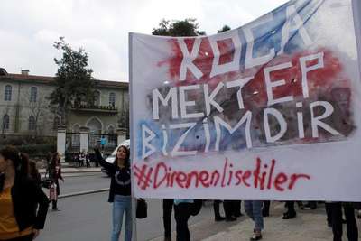 Liseli öğrenciler okulları için yürüdü