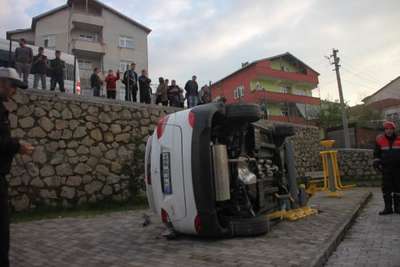 Acemi kadın sürücü 3 metre yükseklikten çocuk parkına uçtu: 2 yaralı