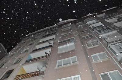 APARTMAN ÇATISINDAN DÜŞEN KAR KÜLTESİ 1 KİŞİYİ YARALADI