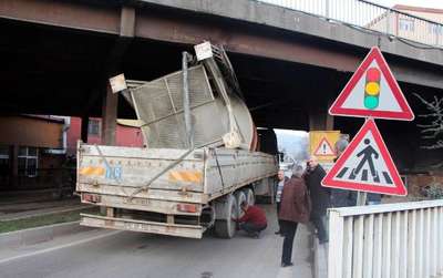 Zonguldak'ta TIR köprüye sıkıştı