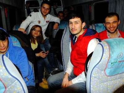 D-100'e çıkan 3 ineğe servi aracı çarptı: 4 öğrenci yaralı, 3 inek telef oldu