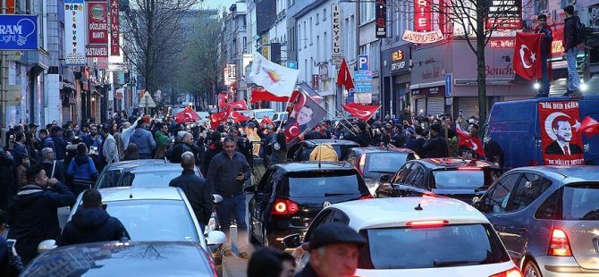 Gurbetçilerden 'evet' kutlaması