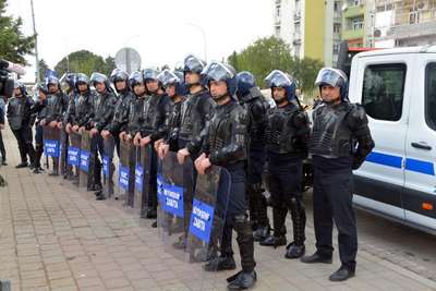 Zabıtadan robocop kıyafetiyle seyyar satıcı operasyonu