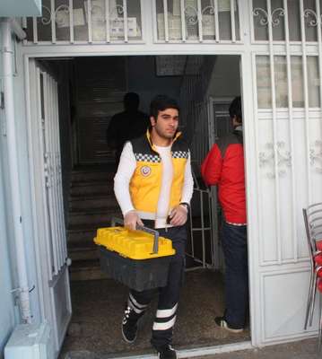 Banyo yaparken yere düşen Suriyeli öldü
