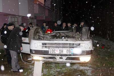 OTOMOBİL 10 METREDEN SİTE BAHÇESİNE UÇTU: 2 YARALI