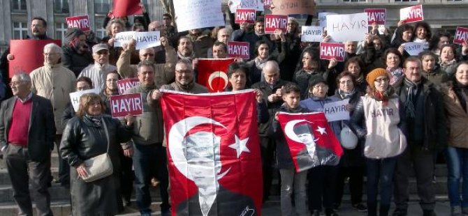 Hayırcılardan Köln'de mühürsüz oy protestosu