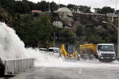 Santral kapağı açılınca yolları su bastı