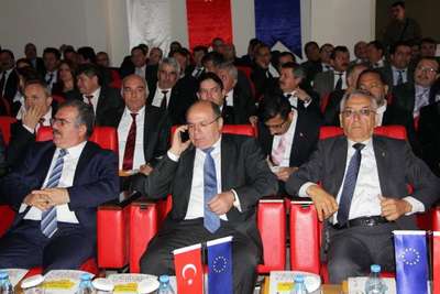 Elektrik kesilince toplantı karanlıkta yapıldı
