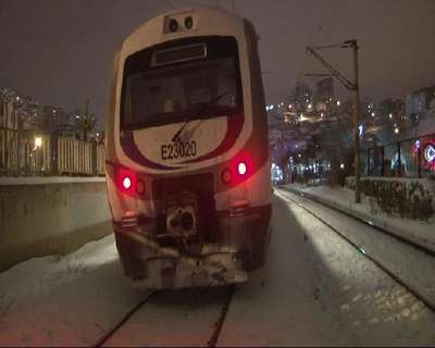 RAYLARIN ÜZERİNDEN GEÇMEK İSTERKEN TRENİN ALTINDA KALDI